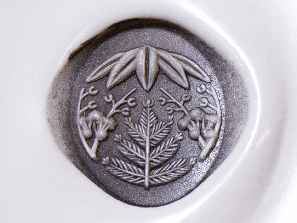 Handengraved Rebus signet ring in gold with Japanese Kamon symbols